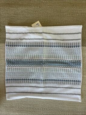 2 Coyuchi lost coast pillow covers 22”x22” marine NWT
